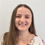 Etudiante en 3ème année de licence en communication, je me réoriente dans l'enseignement du 1er degré (maternelle, primaire). 
J'ai obtenu un bac européen avec la mention très bien en 2018. 
J'ai déjà accompagné un élève de 3ème dans l'accompagnement de